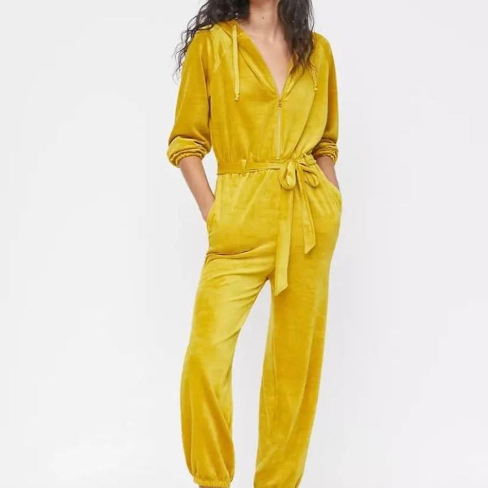 Anthropologie Cozy Velvet Hooded Jumpsuit
Saturday/Sunday size XS GREY